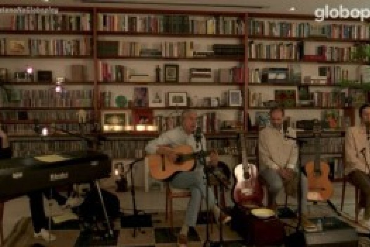 Caetano Veloso é criticado por uso de prato e faca como percussão em live exibida na Globoplay