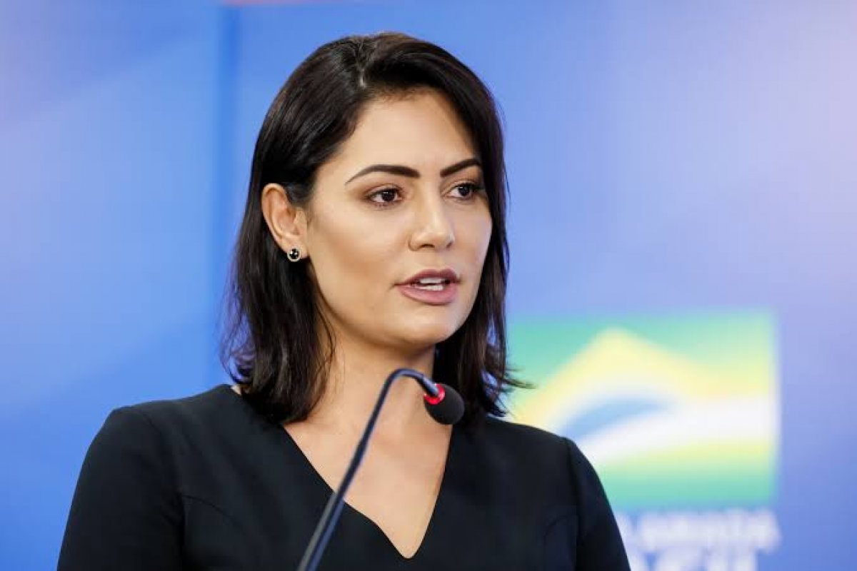 Michelle Bolsonaro se pronuncia após primo falar mal de sua relação com a avó: “Oportunismo”