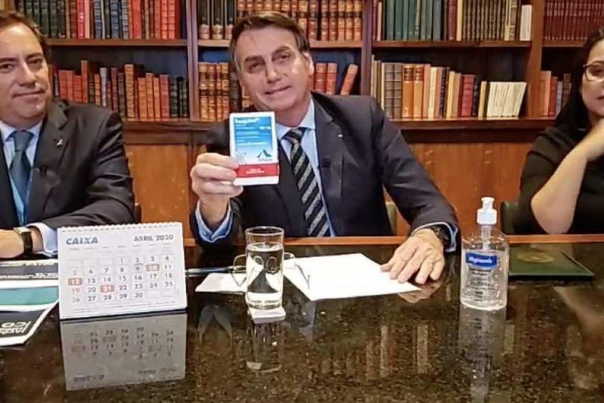 Em live, Bolsonaro afirma que Anvisa liberou venda de hidroxicloroquina e ivermectina com receita simples