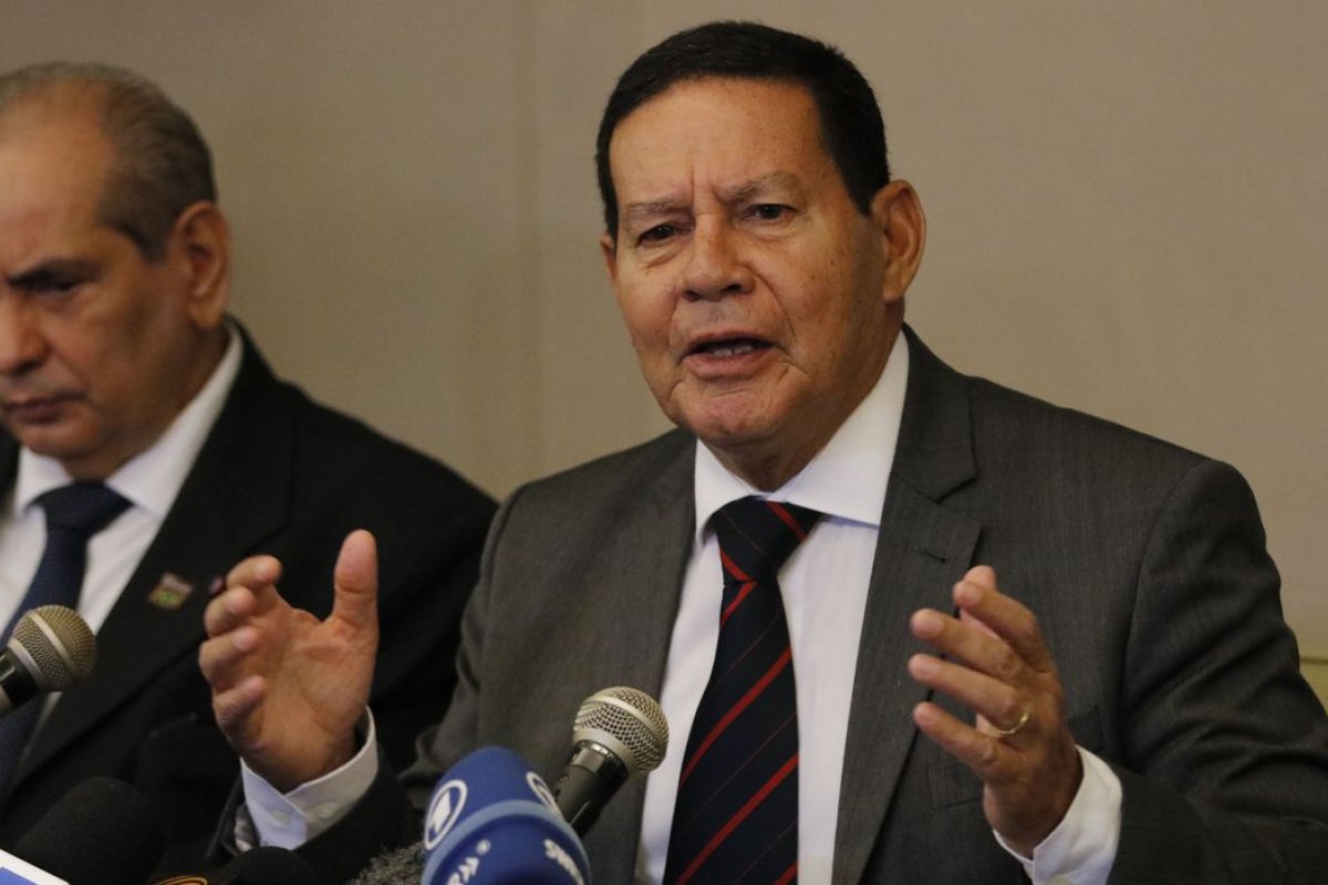 Mourão nega que dossiê sobre antifascistas seja 'arapongagem'