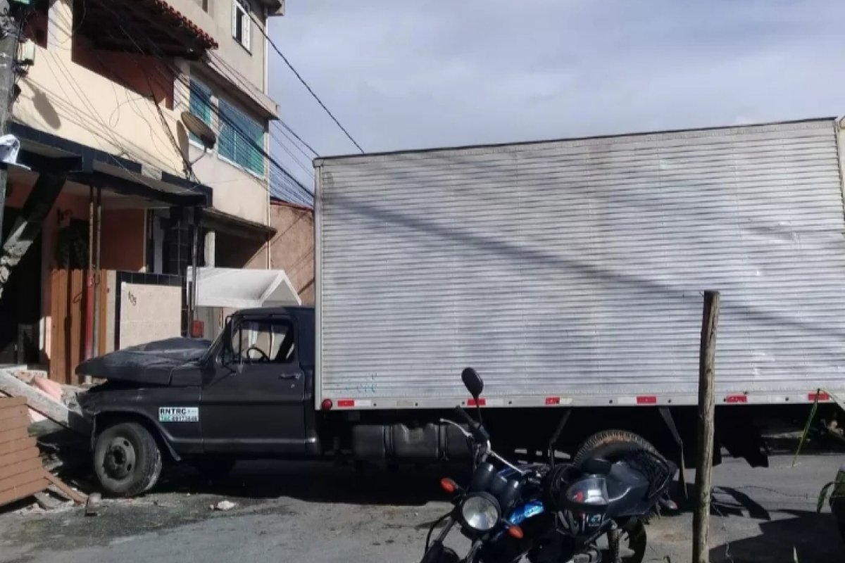 Caminhão perde controle e invade casa em bairro de Salvador 