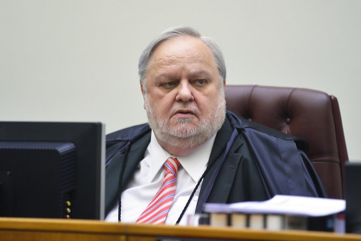 Queiroz atuou 'arduamente' para adulterar provas, afirma ministro
