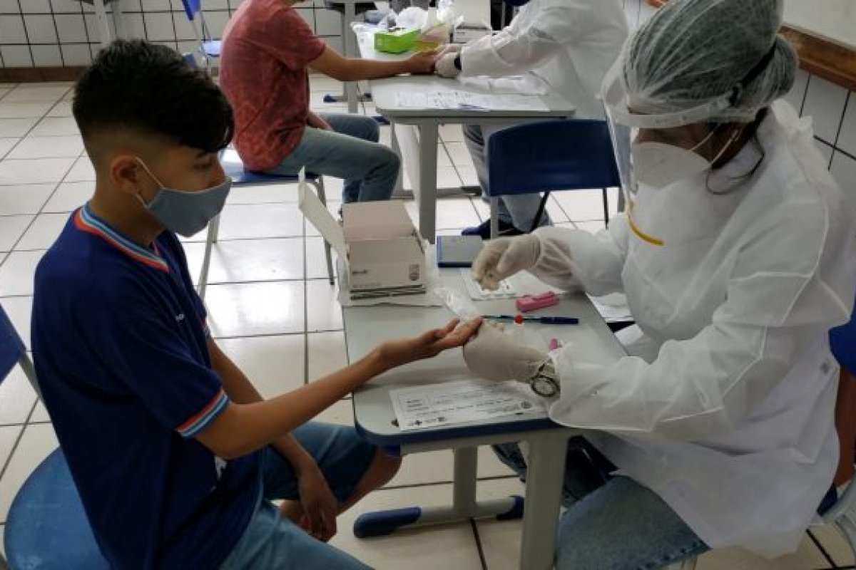 Mais de 2,6 mil alunos e professores receberam testes para covid-19 em escolas públicas da Bahia