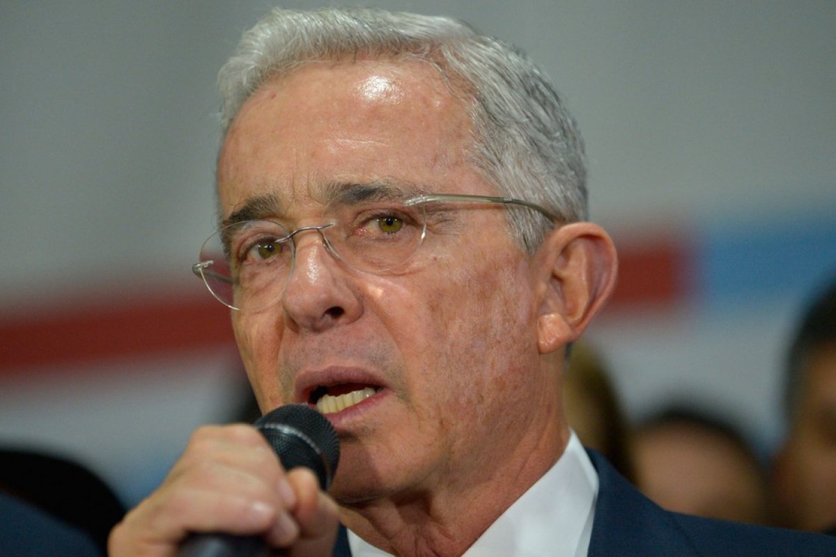 Governo dos EUA pede liberdade para ex-presidente da Colômbia
