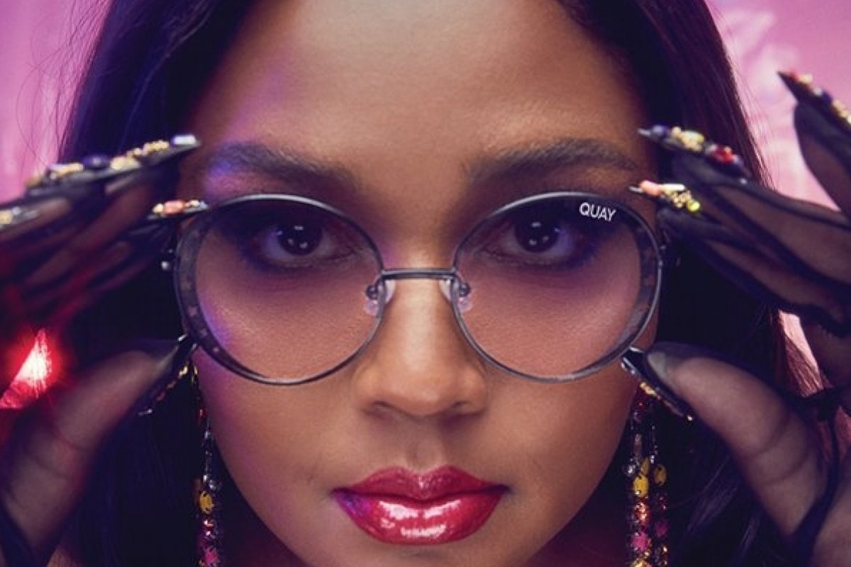Cheia de estilo, Lizzo lança  nova coleção de óculos