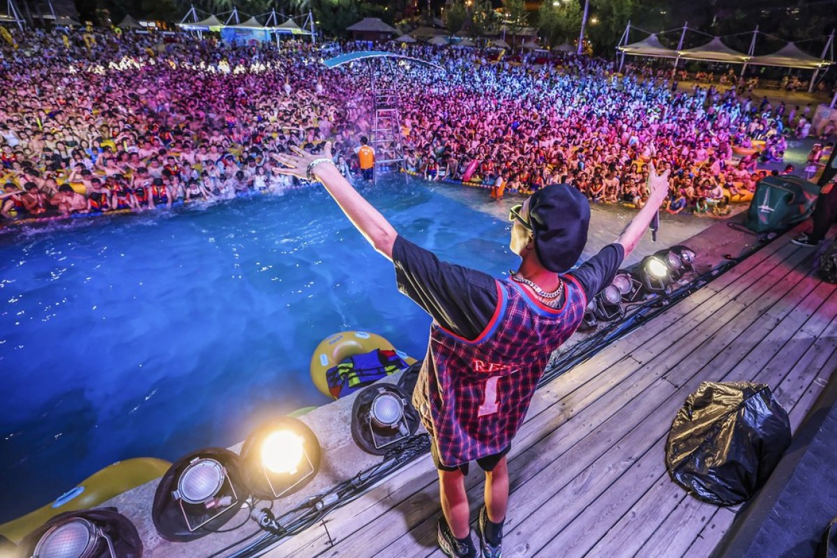 Festa de música eletrônica causa polêmica em Wuhan, na China