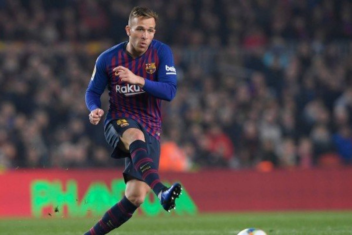 Arthur se envolve em acidente após testar embriaguez na Espanha