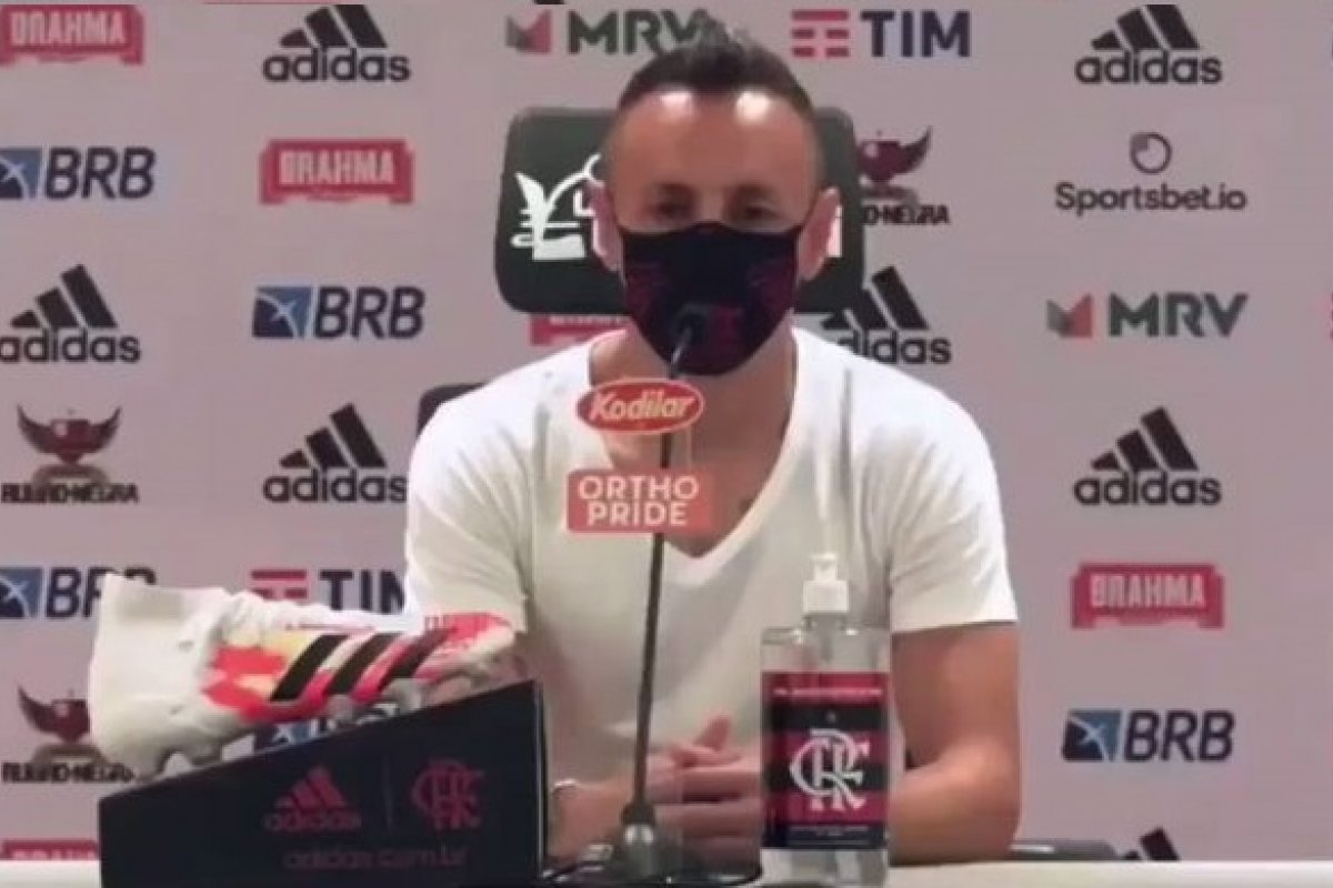 Rafinha chora em despedida e afirma: “Saio com a sensação de dever cumprido”