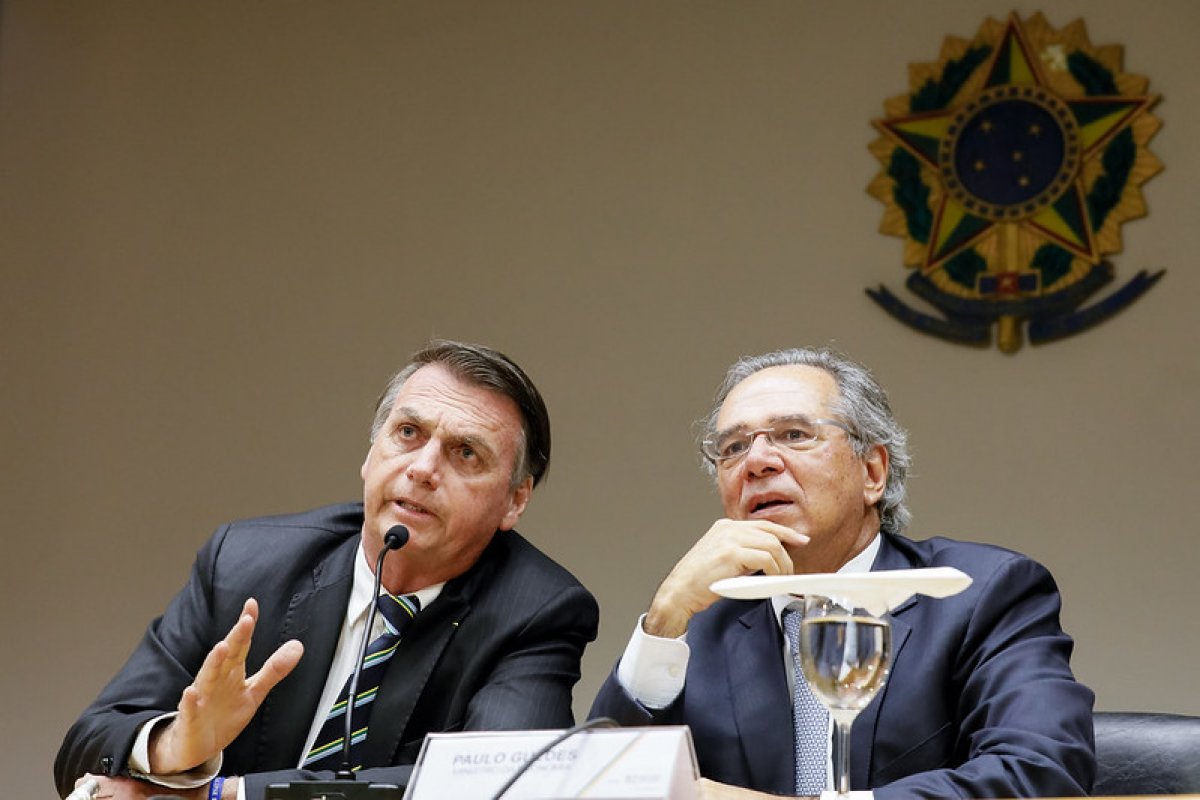 "Chegamos juntos e sairemos juntos", afirma Bolsonaro sobre Paulo Guedes 