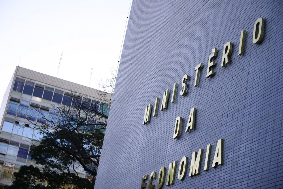 Após registrar déficit recorde, governo prevê saldo positivo em outubro e novembro