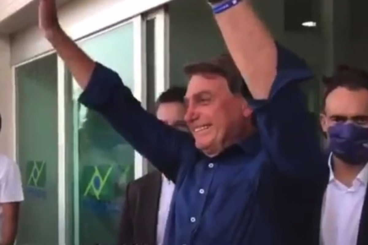 Bolsonaro é recebido com festa em aeroporto de Corumbá (MS)