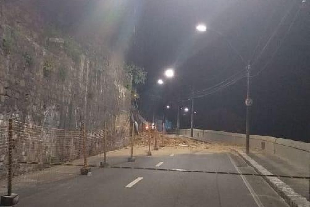 Parte de casarão desaba na Ladeira da Montanha