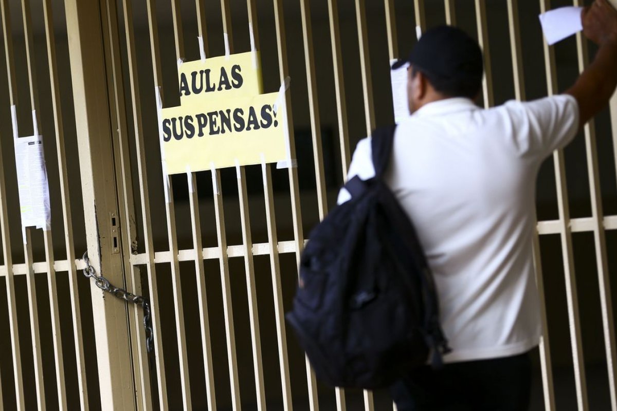 Bolsonaro sanciona MP que flexibiliza ano letivo