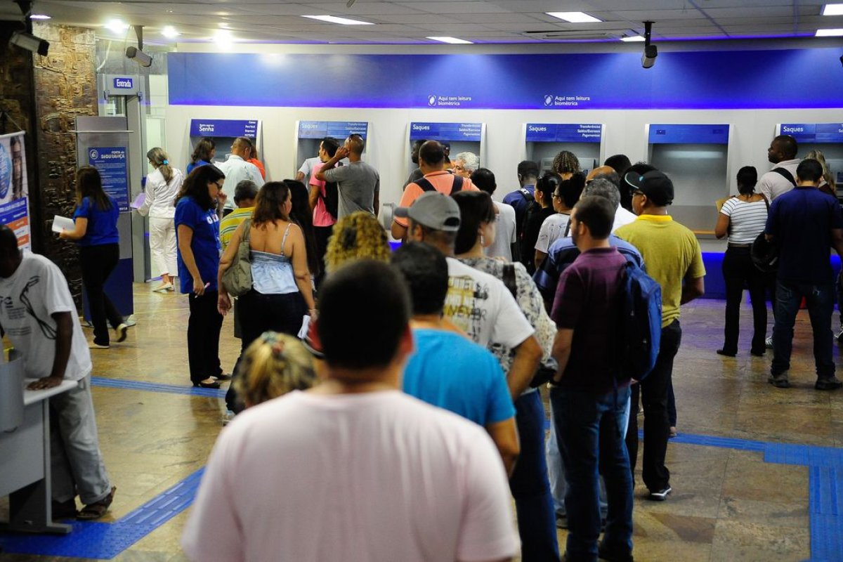 Trabalhadores ganham na Justiça direito de sacar todo o FGTS