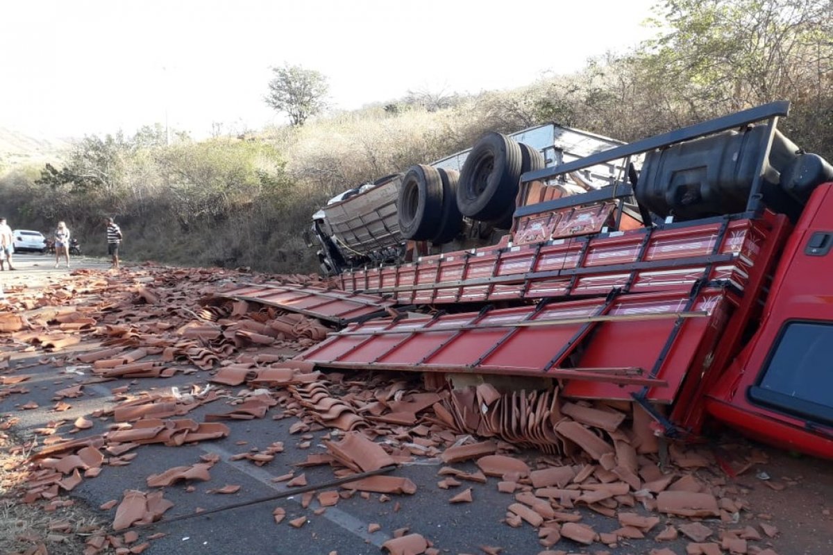 Colisão entre dois caminhões interdita trecho de rodovia na Bahia 