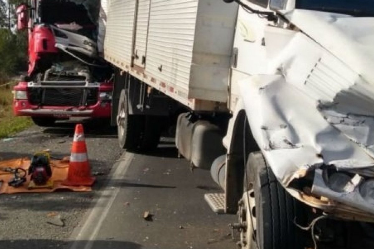 Motorista morre após engavetamento entre três carretas e um carro 