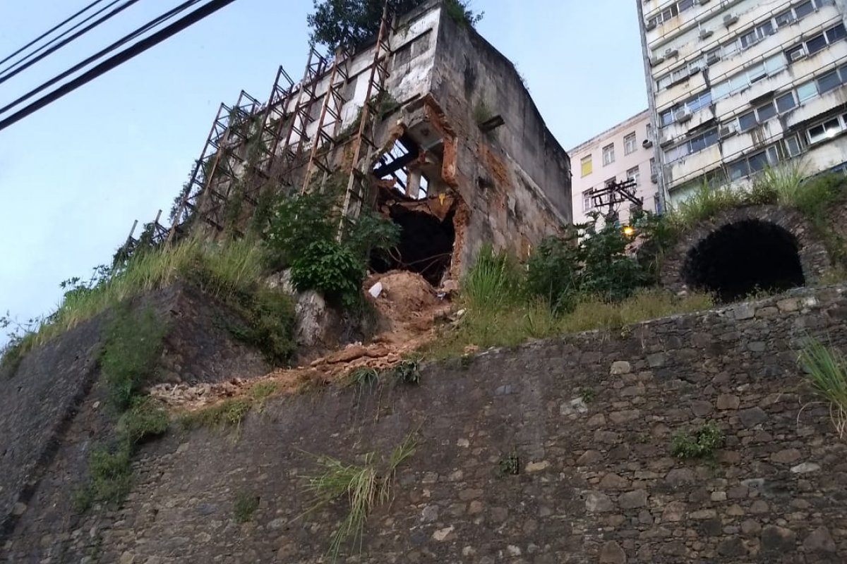 Demolição de casarão que caiu na Ladeira da Montanha será feita pelo proprietário do imóvel, informa Codesal