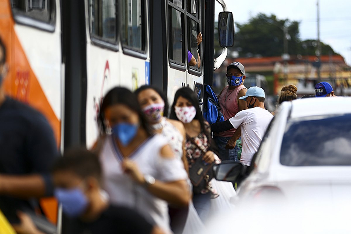 Brasil tem 1.212 novas mortes por Covid-19 em 24h e mais de 111 mil óbitos