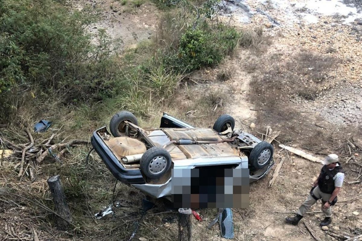 Uma pessoa morre e duas ficam feridas em acidente de carro 