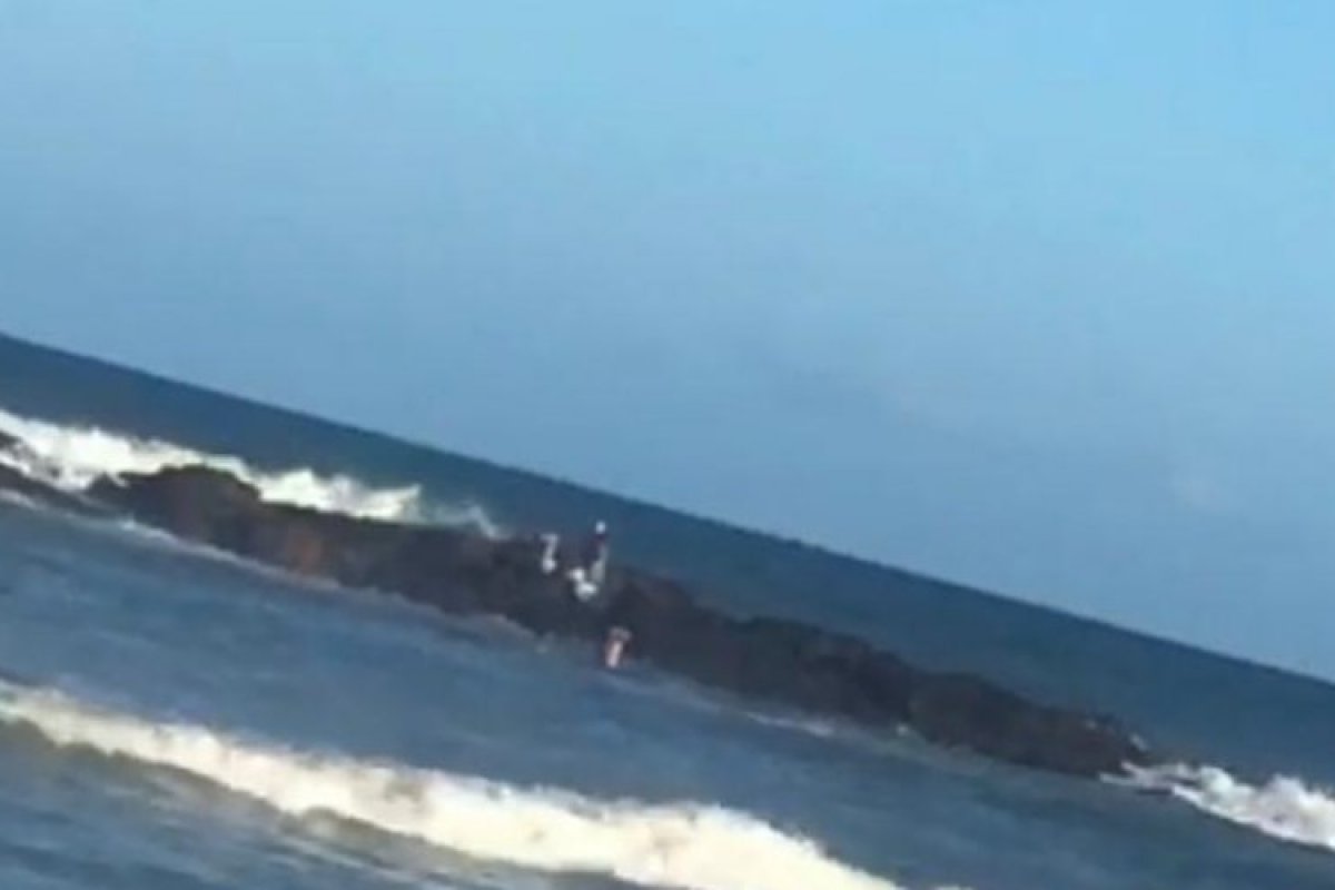 Veja vídeo: Bombeiros fazem resgate após churrasco fracassado na praia de Amaralina