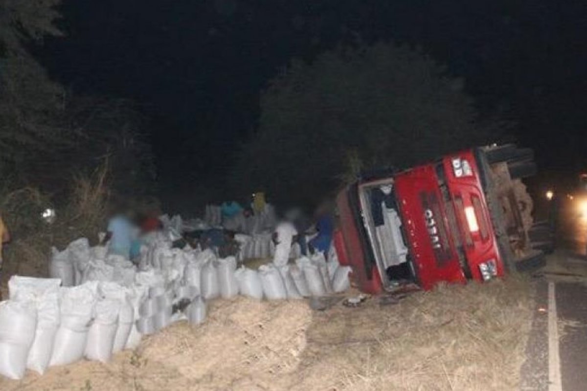 População saqueia carga de soja após carreta tombar em rodovia, em Barreiras