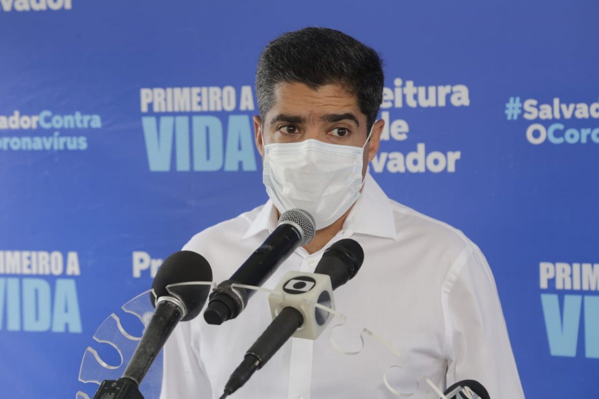 Prefeito fala de possível toque de recolher em bairros com festas "paredão" 