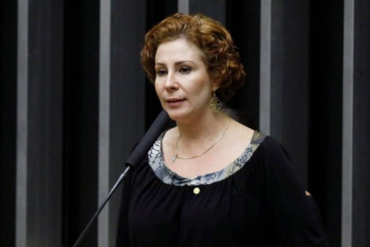 Carla Zambelli comete gafe no Facebook após desejar melhoras para ela mesma