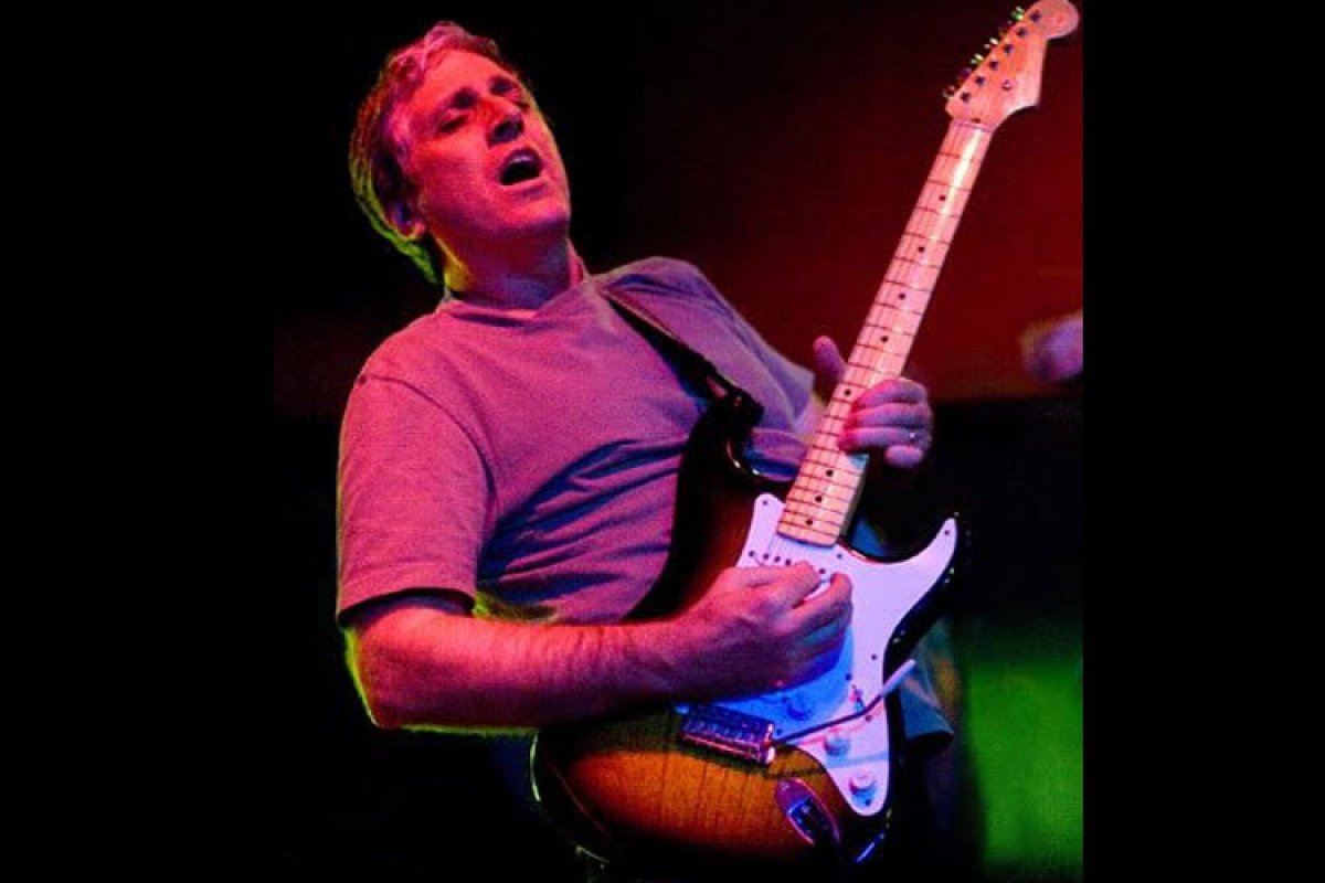 Luto no rock: Ex-guitarrista do Red Hot Chili Peppers morre aos 64 anos