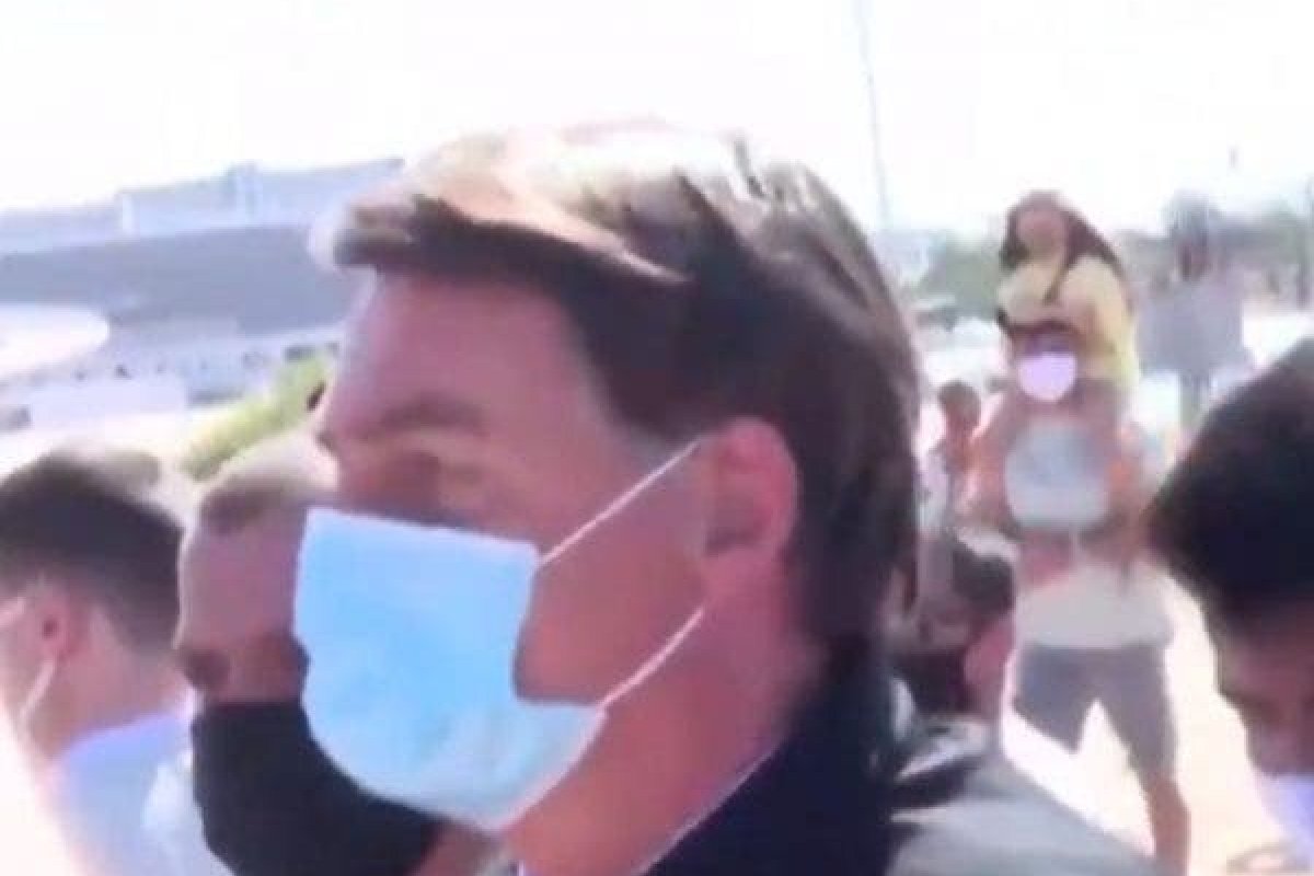 Vídeo: Ao ser questionado sobre cheques de Queiroz para Michelle, Bolsonaro diz ter vontade de dar 'porrada' em repórter 