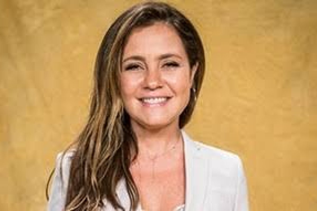Adriana Esteves assume  que é fofoqueira e vira meme: “Representa o Twitter”