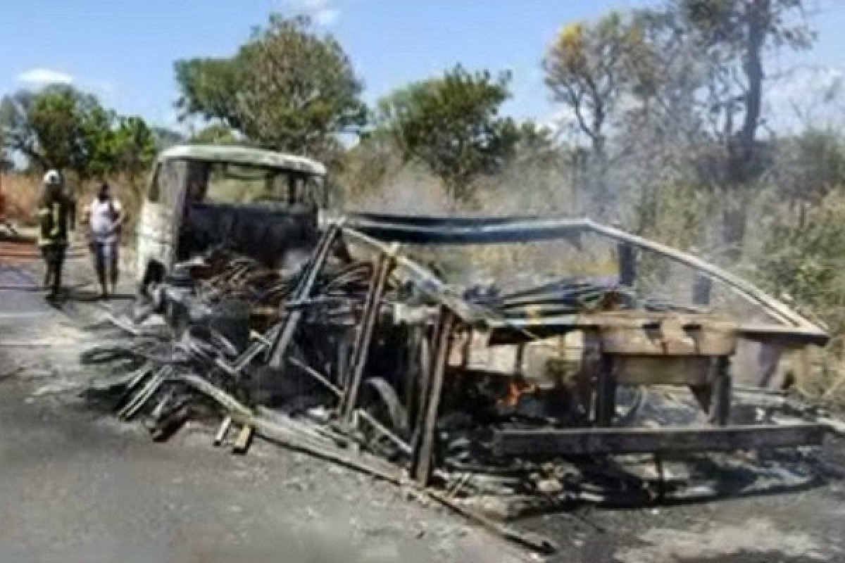 Caminhão pega fogo, fica totalmente destruído e provoca incêndio às margens da BR 242 