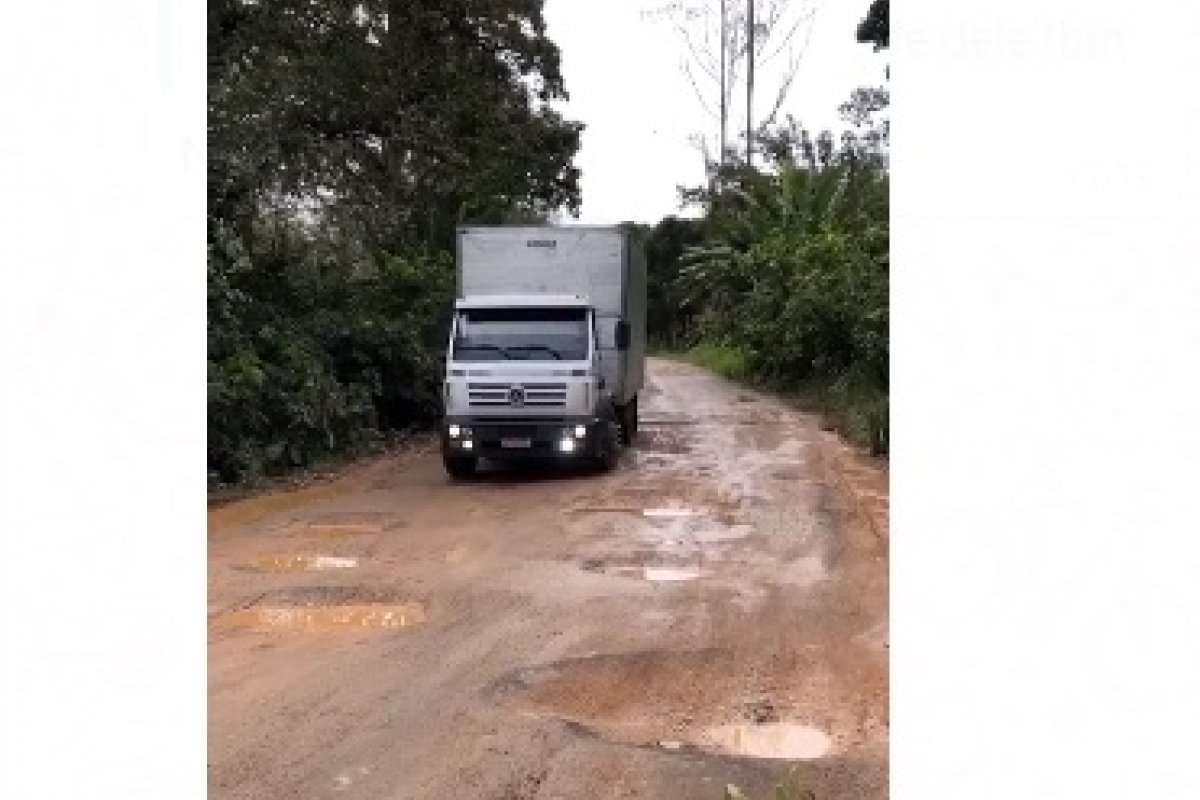 Estrada esburacada dificulta passagem de caminhões e veículos em rodovia no sul da Bahia