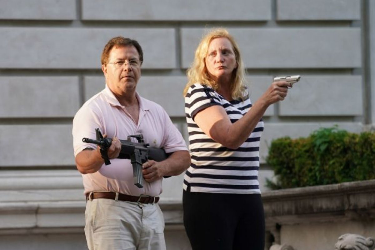 EUA: Casal que apontou armas para manifestantes discursa em convenção do Partido Republicano