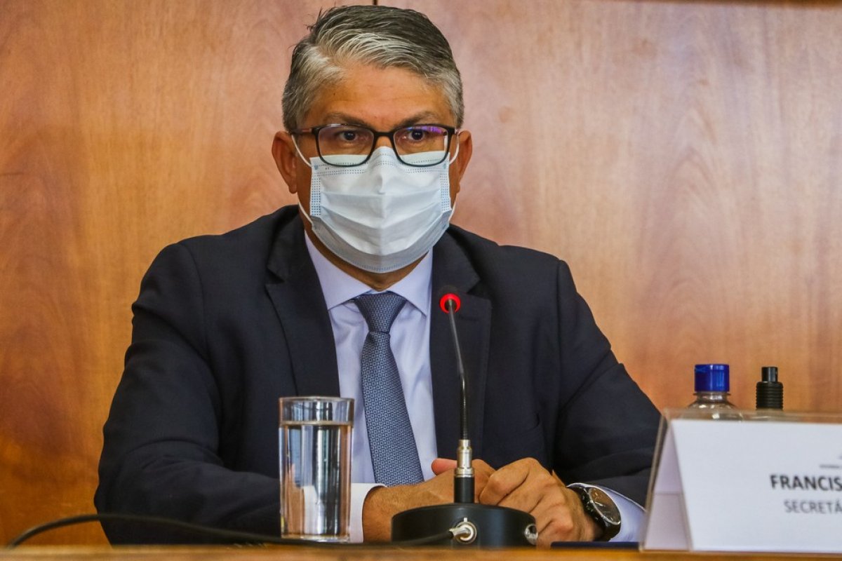 Secretário de Saúde do DF é preso em operação que investiga irregularidades em compra de testes para Covid-19