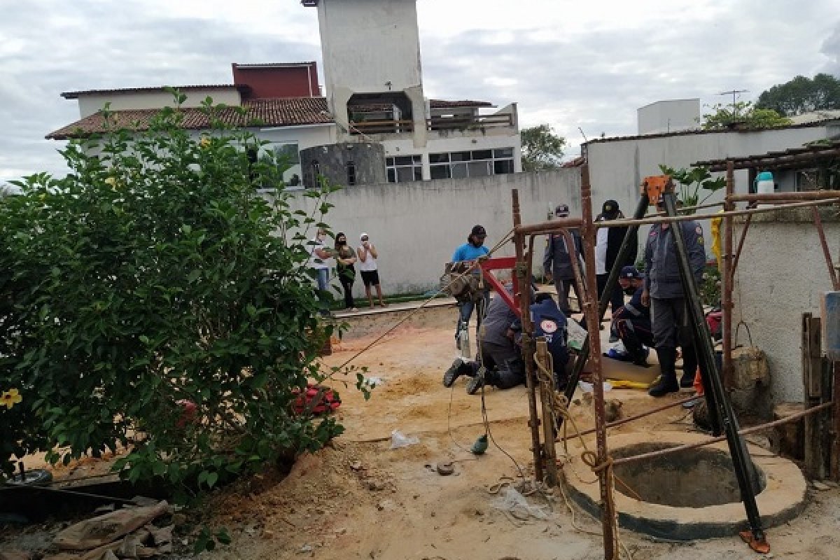 Homem morre e outro fica ferido após caírem em poço de 30m em Teixeira de Freitas