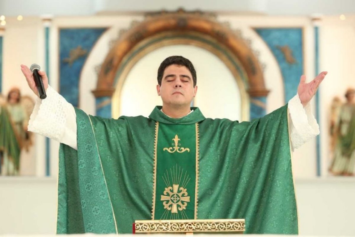 Hacker que extorquiu padre Robson alega que material usado para chantagem foi feito dentro da delegacia