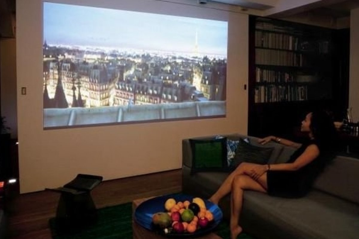 Cinema em casa: Confira inspirações com projetor 