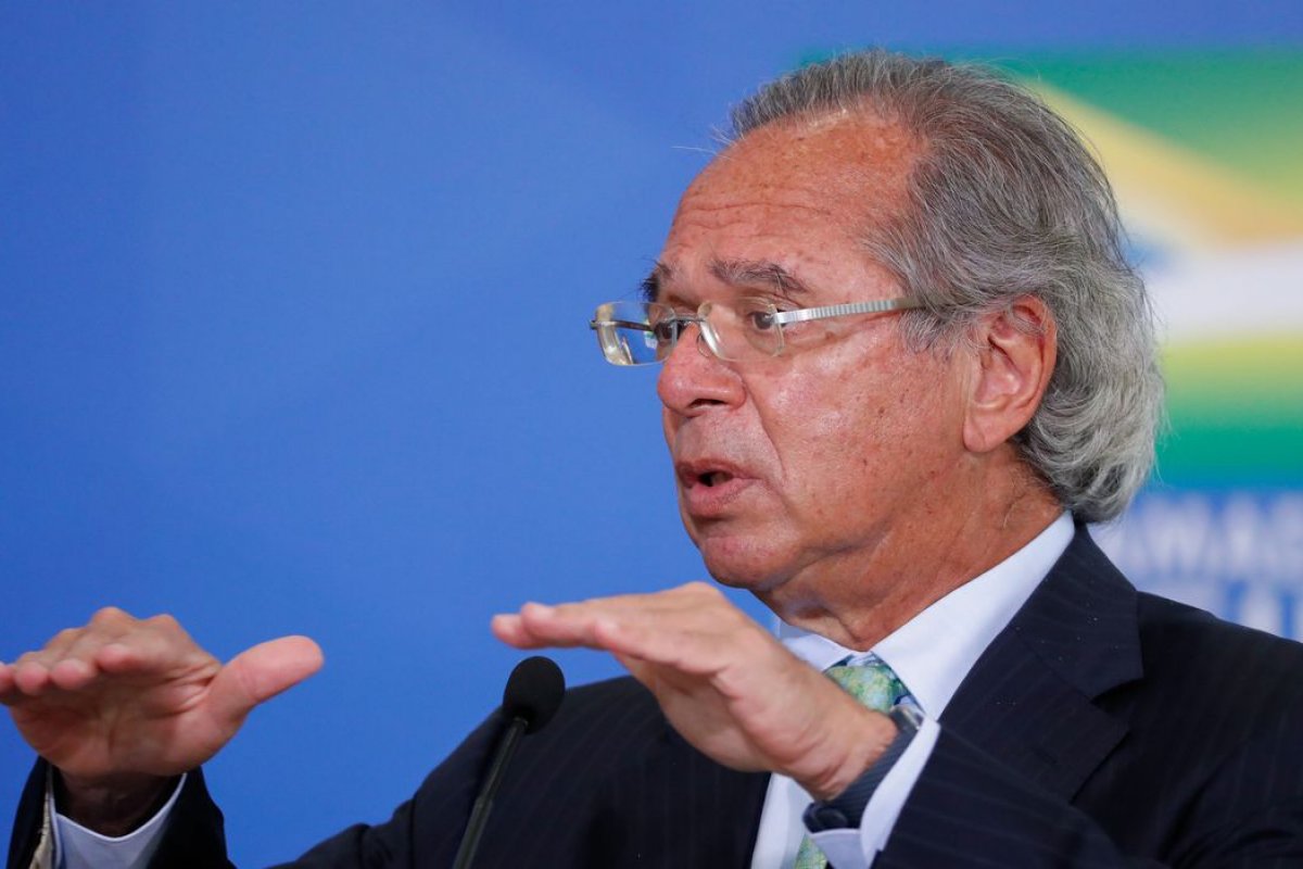 Guedes declara apoio para suspender o abono salarial 