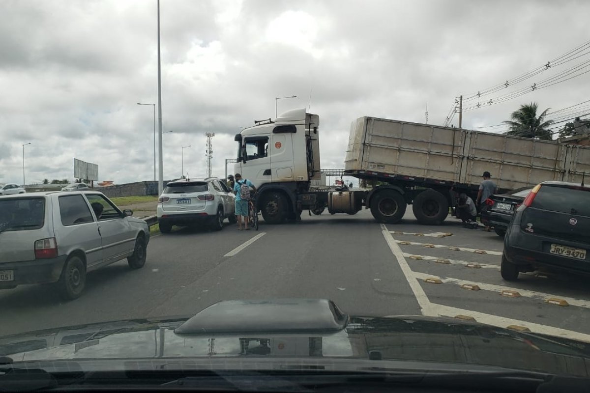 Caminhão atravessado em pista deixa trânsito lento na Estrada do Coco 