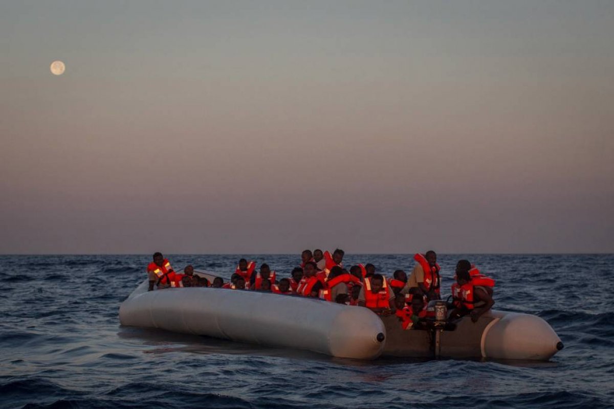 Barco contendo imigrantes pega fogo e deixa dois mortos e quatro desaparecidos