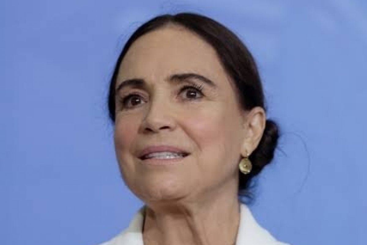 Regina Duarte quebra três dentes ao sofrer acidente com o celular e passa por cirurgia 