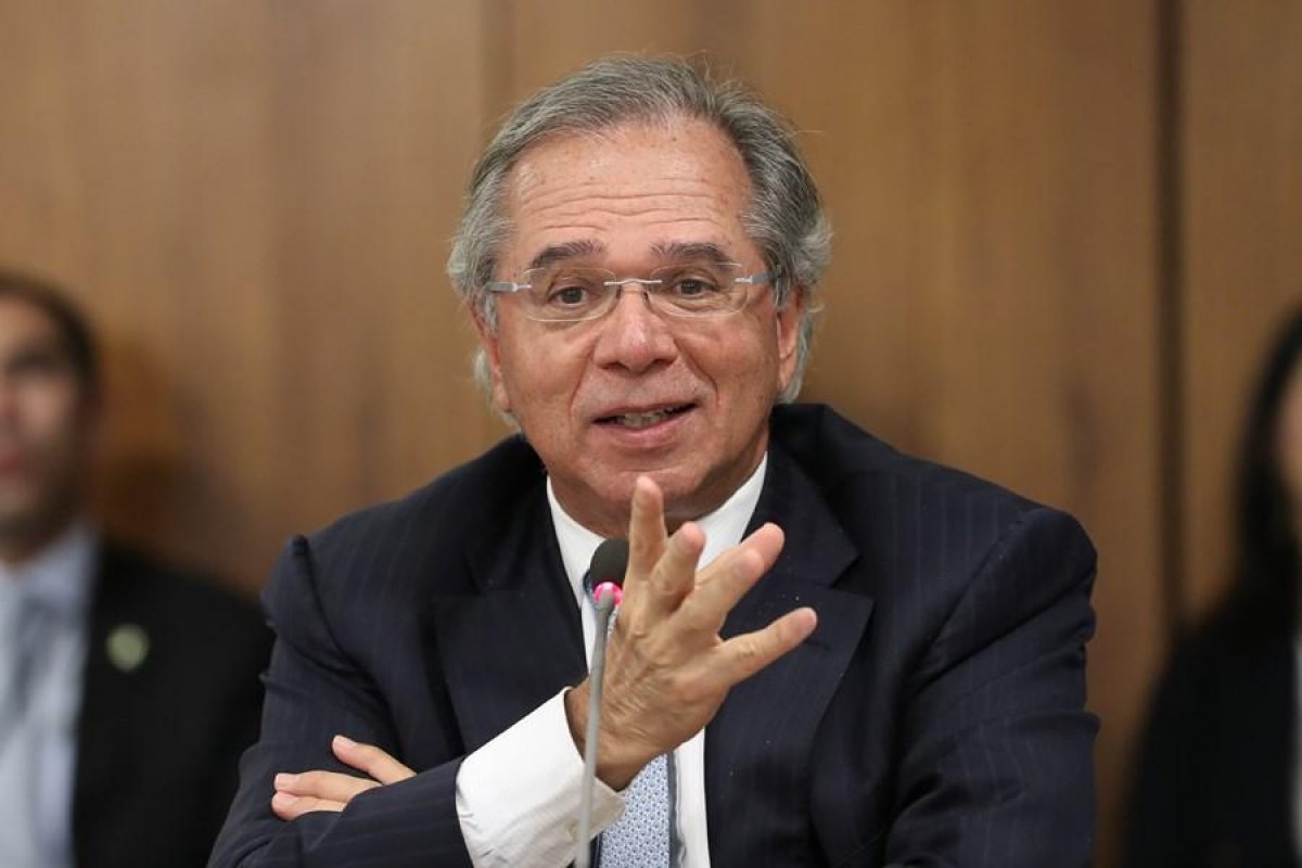 Guedes afirma que aumento real do salário minimo poderia causar demissões