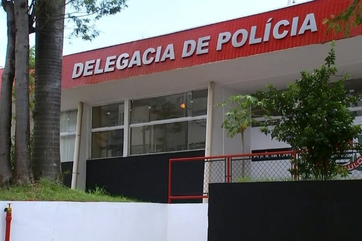 Mulher acusa ex-marido de estuprar filha de 13 anos por ser lésbica