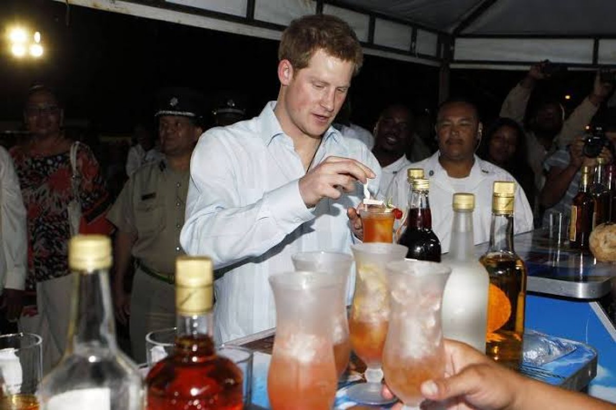 Dona de boate revela que Príncipe Harry dava doses de tequila aos seus funcionários