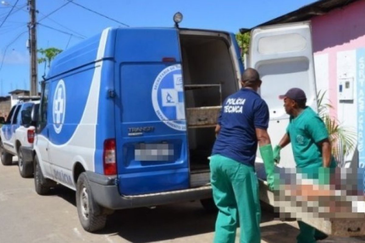 Homem morre e outro fica ferido após suspeitos invadirem casa e atiram contra a dupla, em Mata de São João