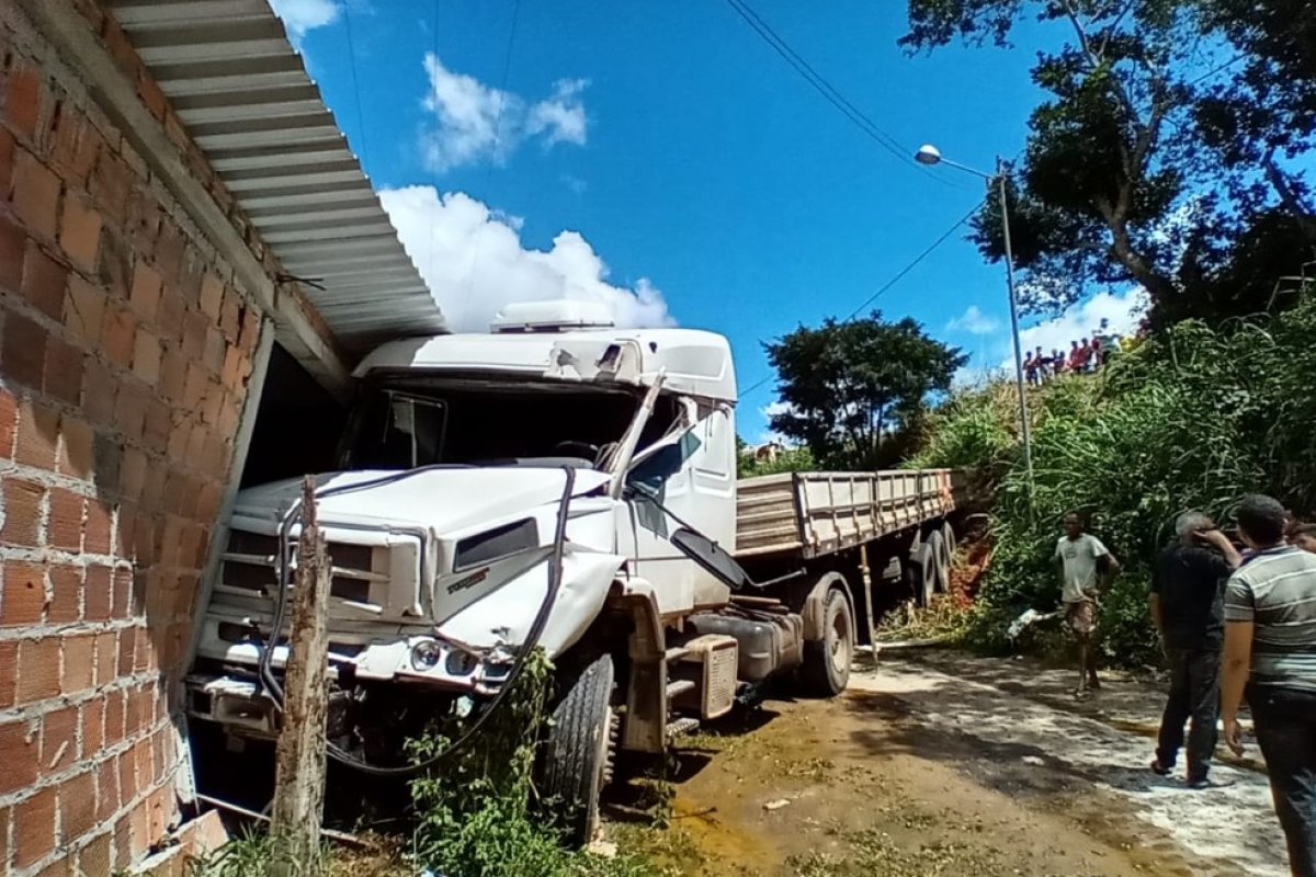 Motorista perde direção de um caminhão, cai em um barranco e atinge uma casa na Bahia