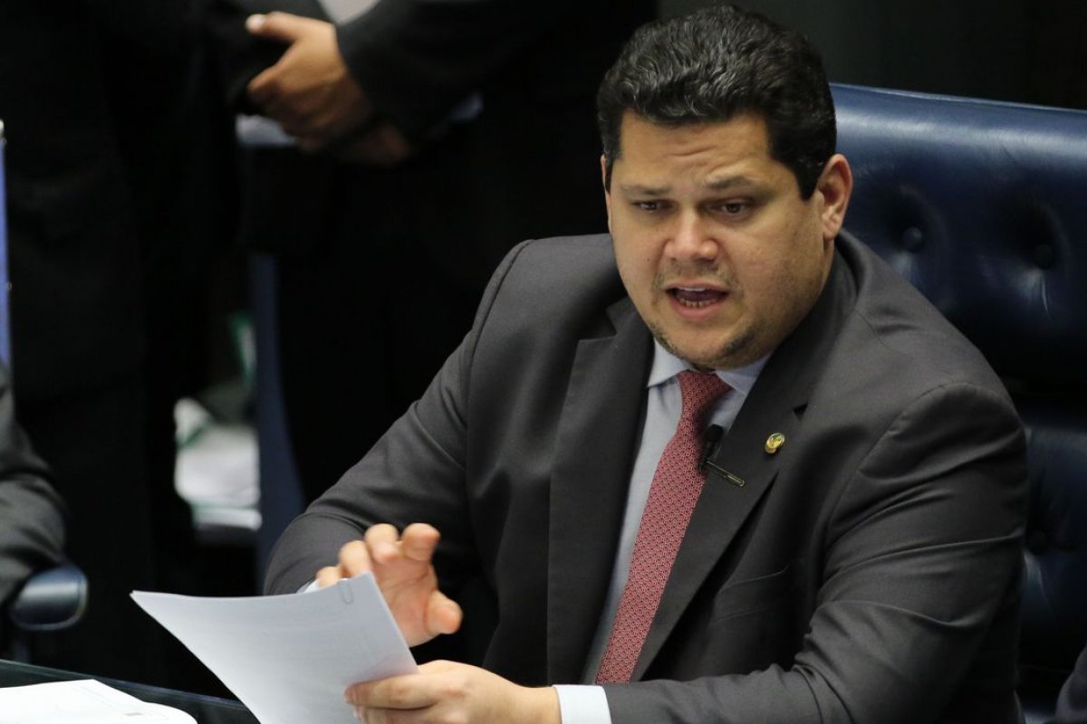 Senadora consegue assinaturas suficientes para PEC da reeleição de Alcolumbre no Senado