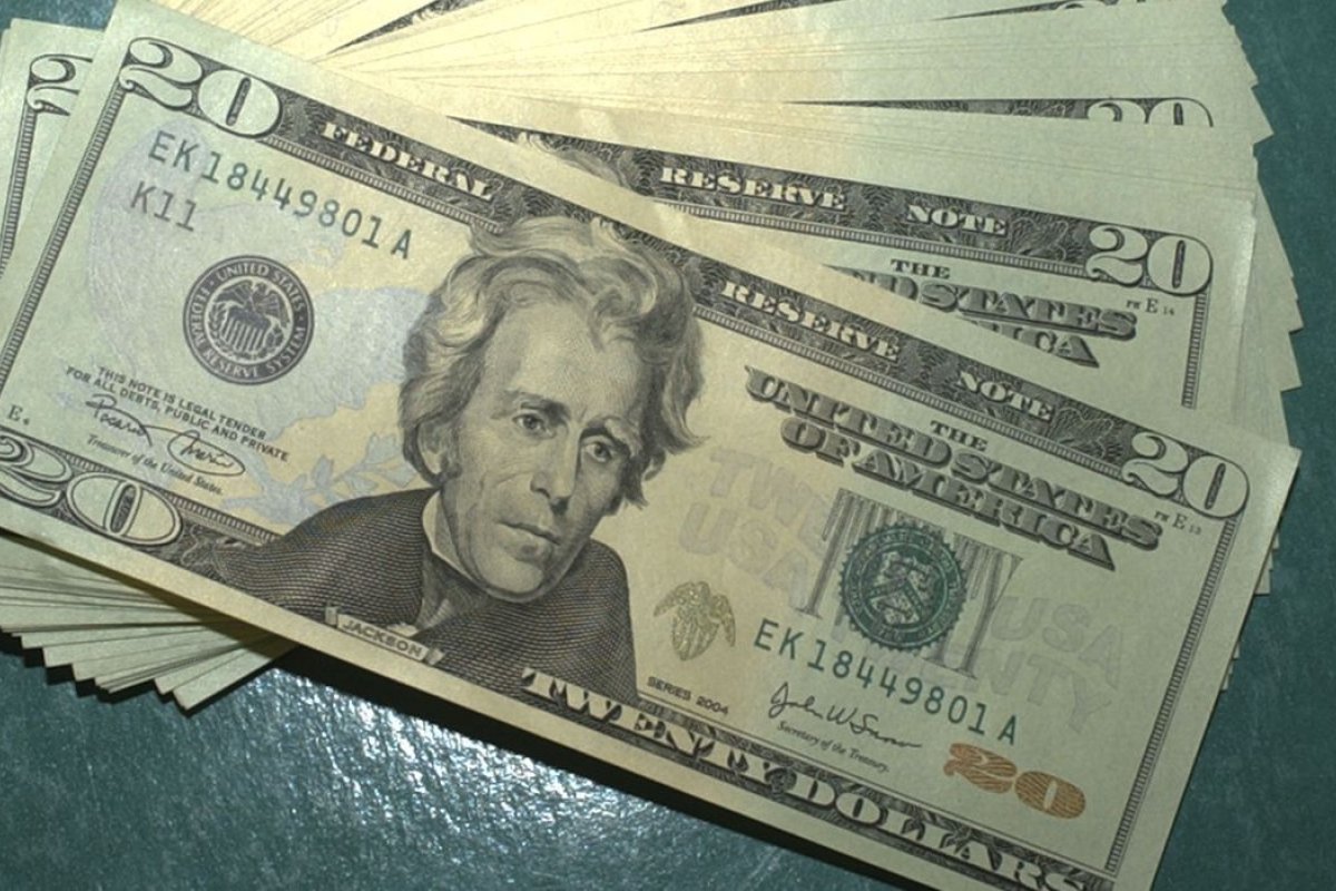 Dólar fecha com leve alta de 0,29%, vendido acima de R$ 5