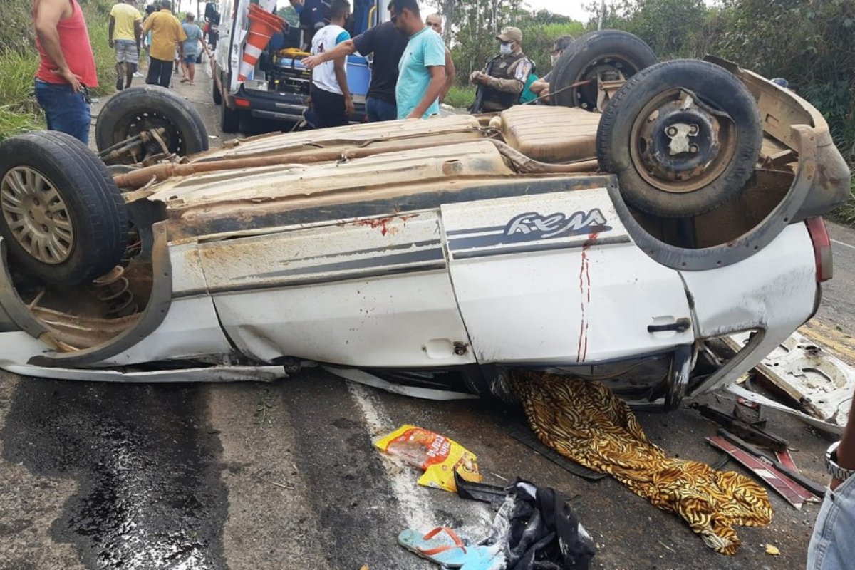 Uma pessoa morre e quatro ficam feridas após carro capotar na BR 330