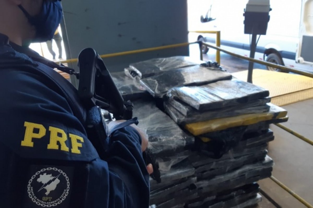 Casal é preso após ser flagrado com quase meia tonelada de maconha em um carro de passeio na BR-020